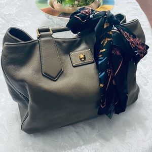 I'm selling two way bag Marc Jacob medium size.